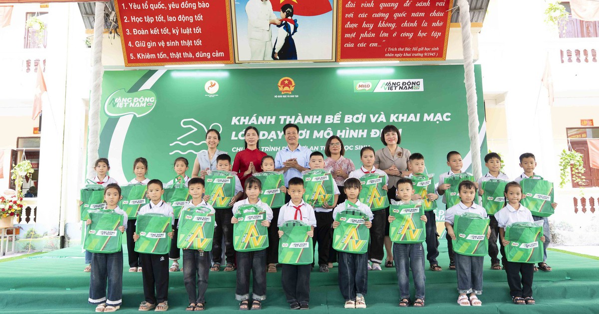 Trao tặng bể bơi và lớp dạy bơi mô hình điểm tại tỉnh Bắc Ninh
