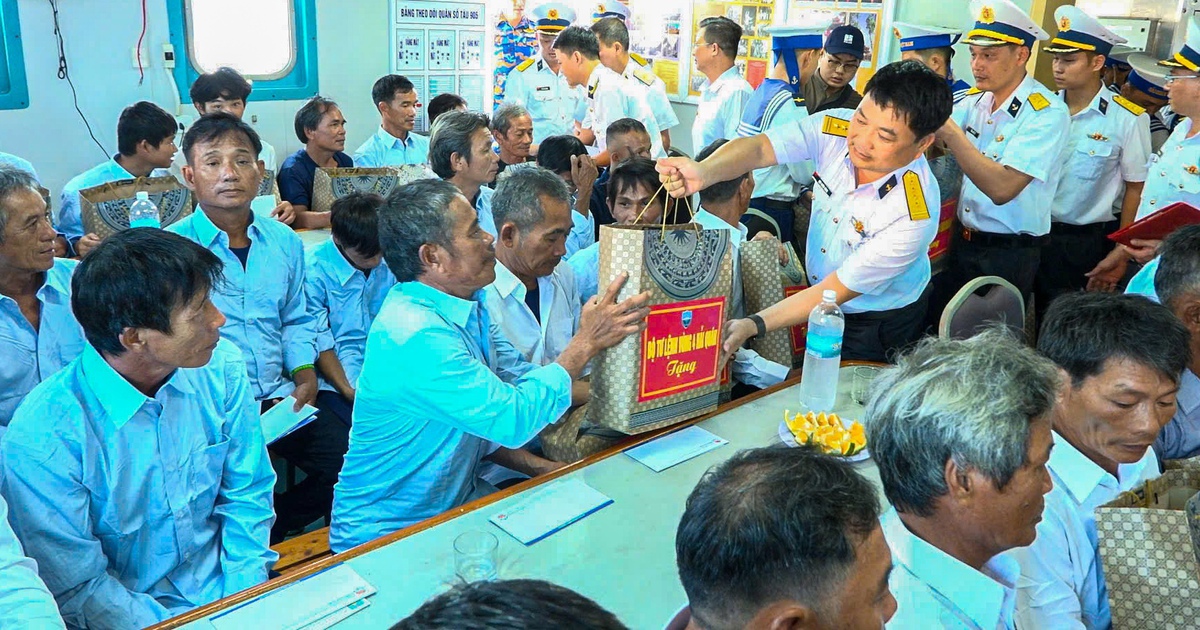 33 ngư dân bị chìm tàu ở Trường Sa đã về đất liền an toàn