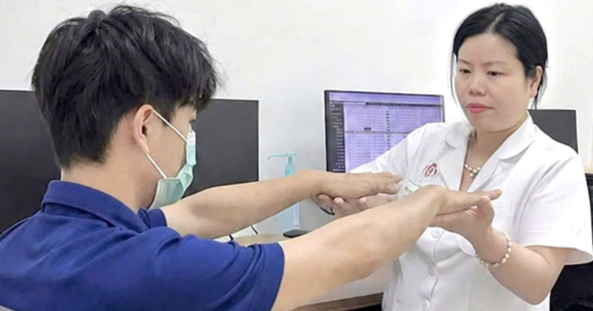 Đi khám vì khó cầm nắm, bất ngờ phát hiện bệnh teo cơ bàn tay