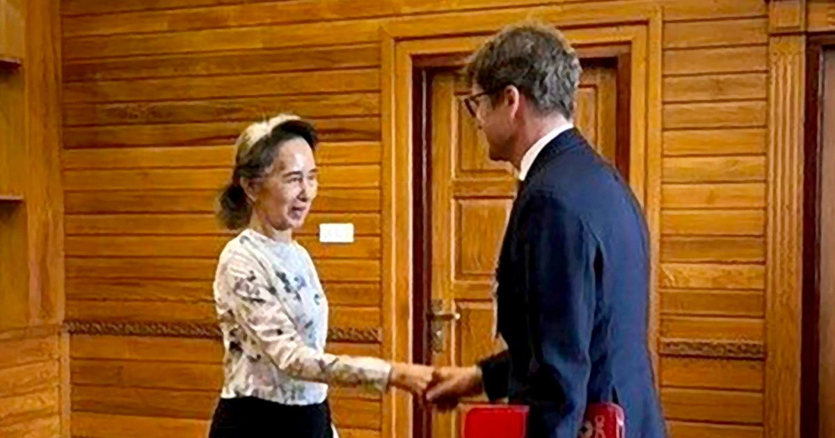 Bà Aung San Suu Kyi tái xuất, gặp đại diện Hội Chữ thập đỏ quốc tế