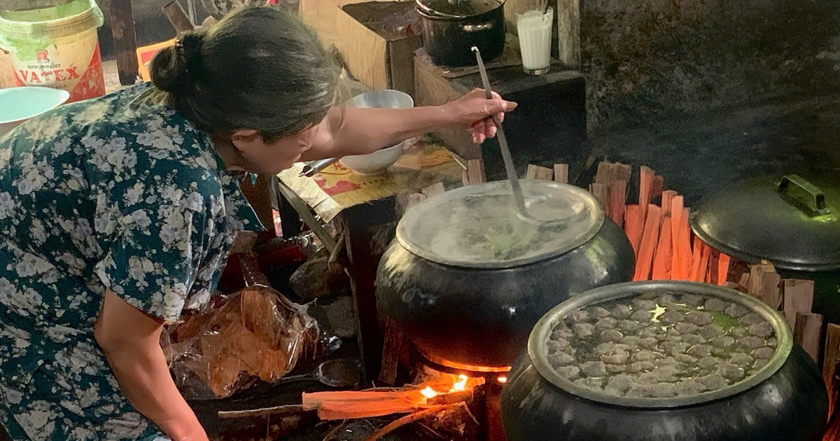 Bún bò bà Bê nấu củi hơn 60 năm, đến Huế mà chưa ghé thì quá thiệt thòi