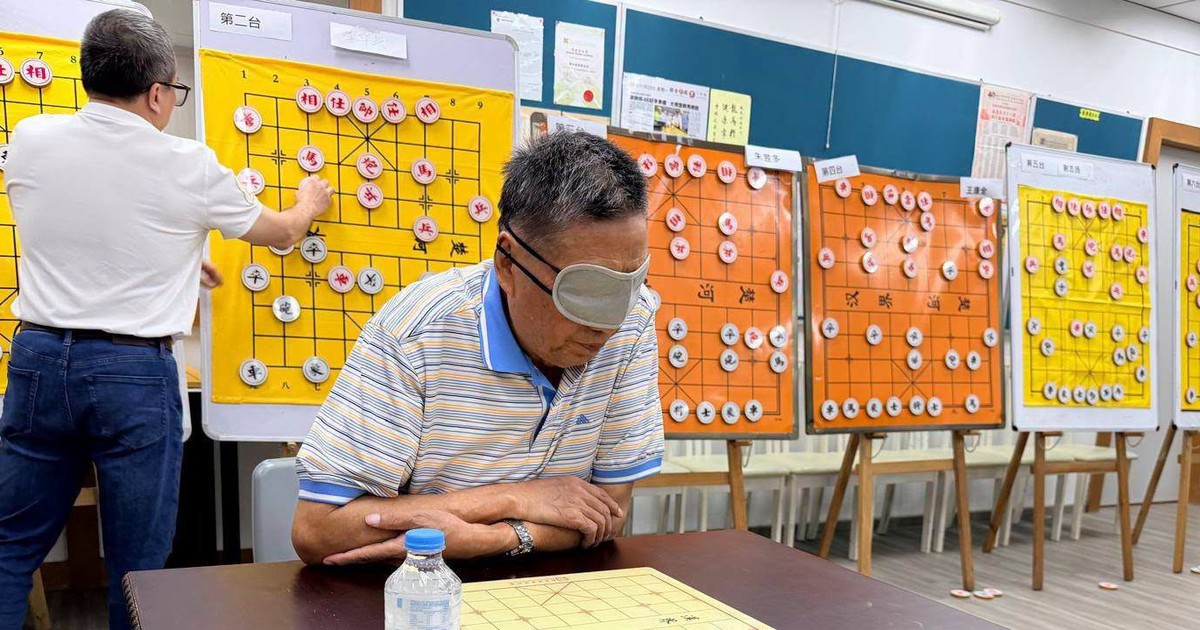 Cụ ông U80 bịt mắt, đấu bất bại với 6 cao thủ cờ tướng