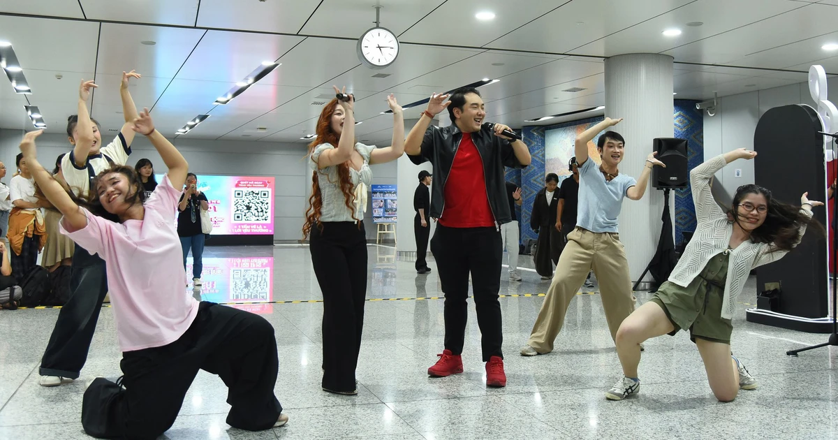 Ga metro Bến Thành thành sân khấu nhạc kịch, hành khách thích thú dừng xem