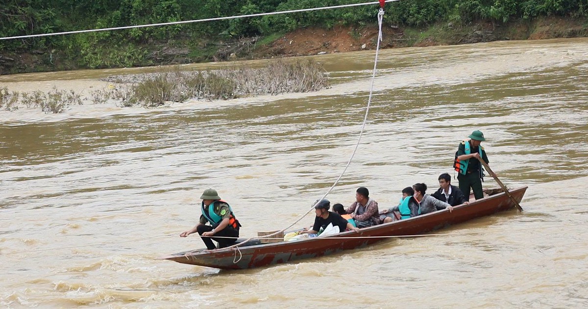 Mưa lũ cuốn trôi cầu, bộ đội, công an dùng thuyền miệt mài chở dân qua sông