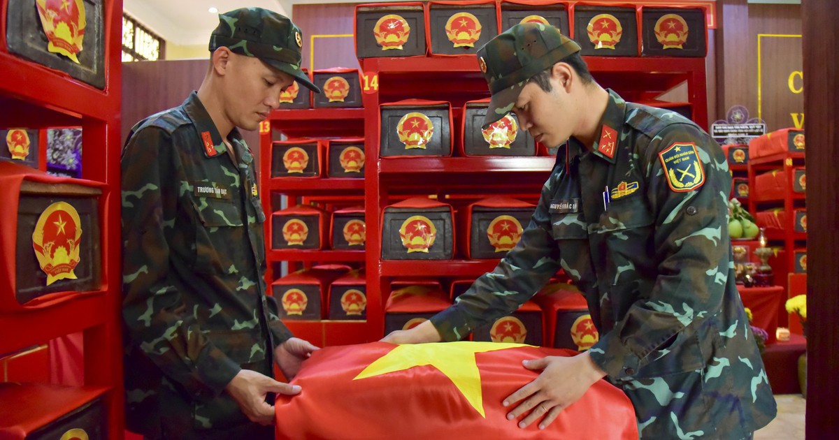 Phủ Quốc kỳ thiêng liêng lên từng hài cốt anh hùng liệt sĩ tại công viên Lê Thị Riêng