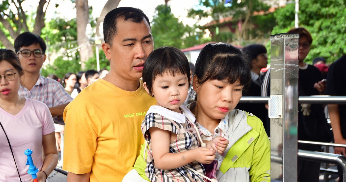 Người dân ùn ùn đến Thảo cầm viên Sài Gòn vui chơi 2-9
