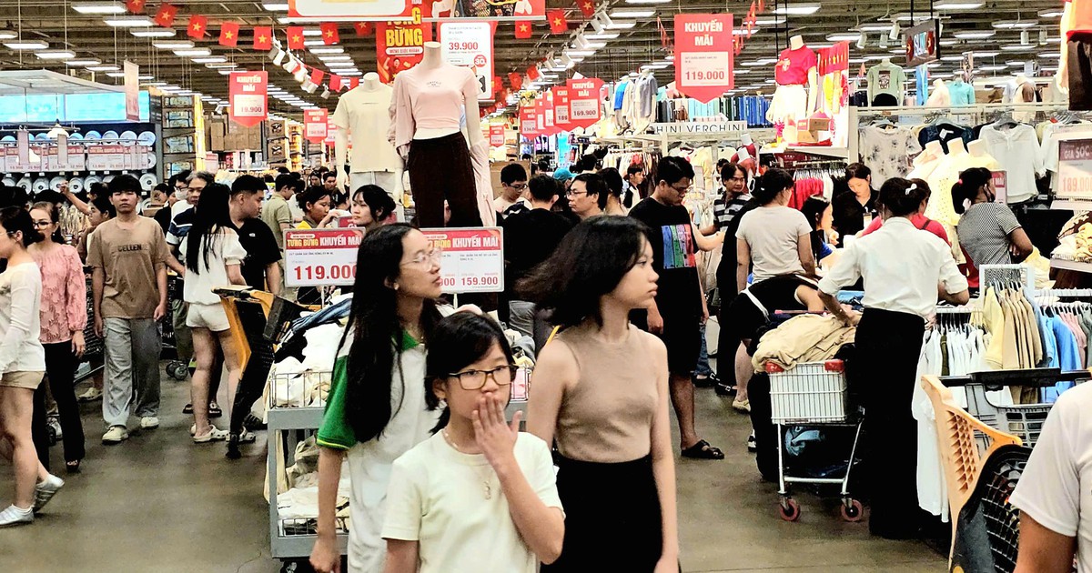 Lễ 2-9: Người dân TP.HCM đua nhau săn hàng khuyến mãi, nhiều siêu thị đông như trẩy hội