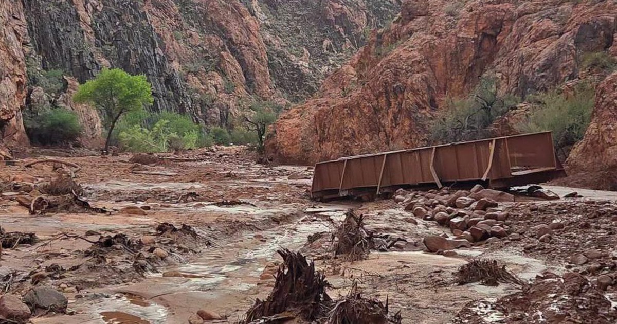 Lũ quét tan hoang Vườn quốc gia Grand Canyon, trực thăng phải vào cứu hàng chục người