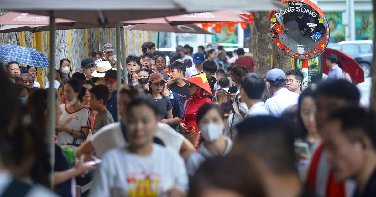Nhà tù Hỏa Lò đông kín người tham quan, Bảo tàng Lịch sử quốc gia cơ sở 2 mở xuyên lễ