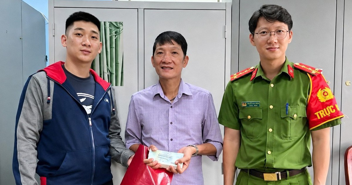 Thanh niên tốt bụng thấy túi tiền rơi trên đường, đem đến công an giúp trả cho người đánh mất