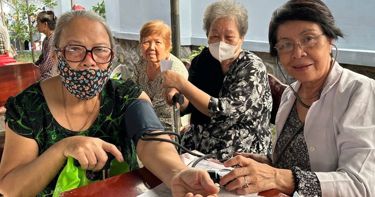 Gần 30 năm thiện nguyện của nữ bác sĩ 74 tuổi: 'Đi chứ, không đi là buồn á!'