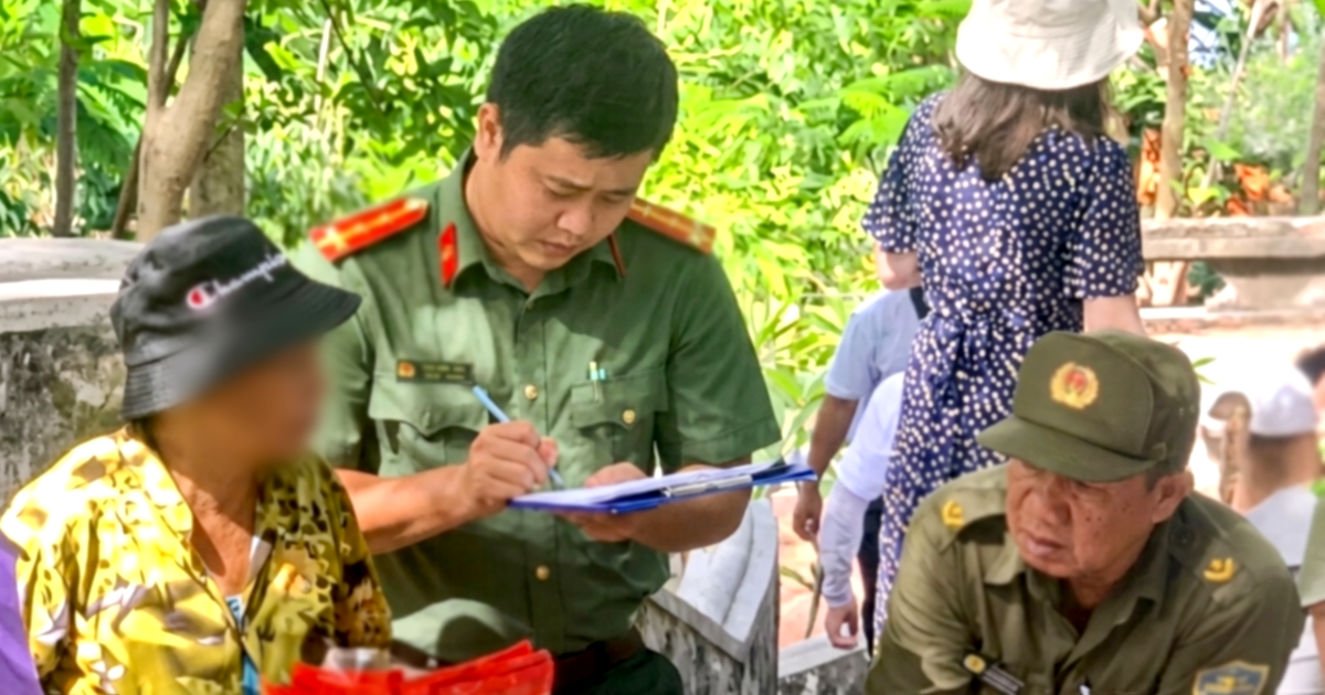 Công an mời nhiều người bán hàng rong ở chùa Long Sơn ký cam kết