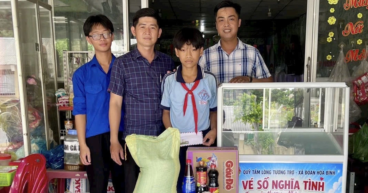 Chuyện tử tế ở Vĩnh Long: Tủ vé số nghĩa tình gây quỹ vì học sinh nghèo của thầy Khánh