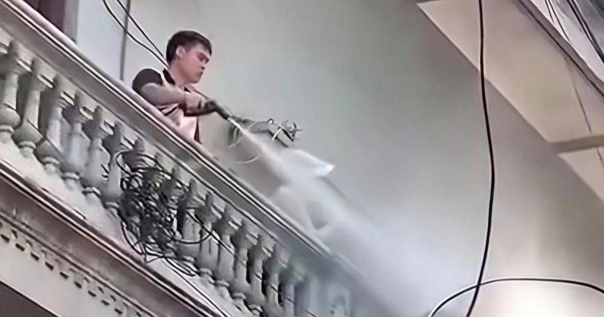 Khởi tố người đàn ông dùng vòi cao áp xịt nước vào thợ tháo dỡ nhà sát vách
