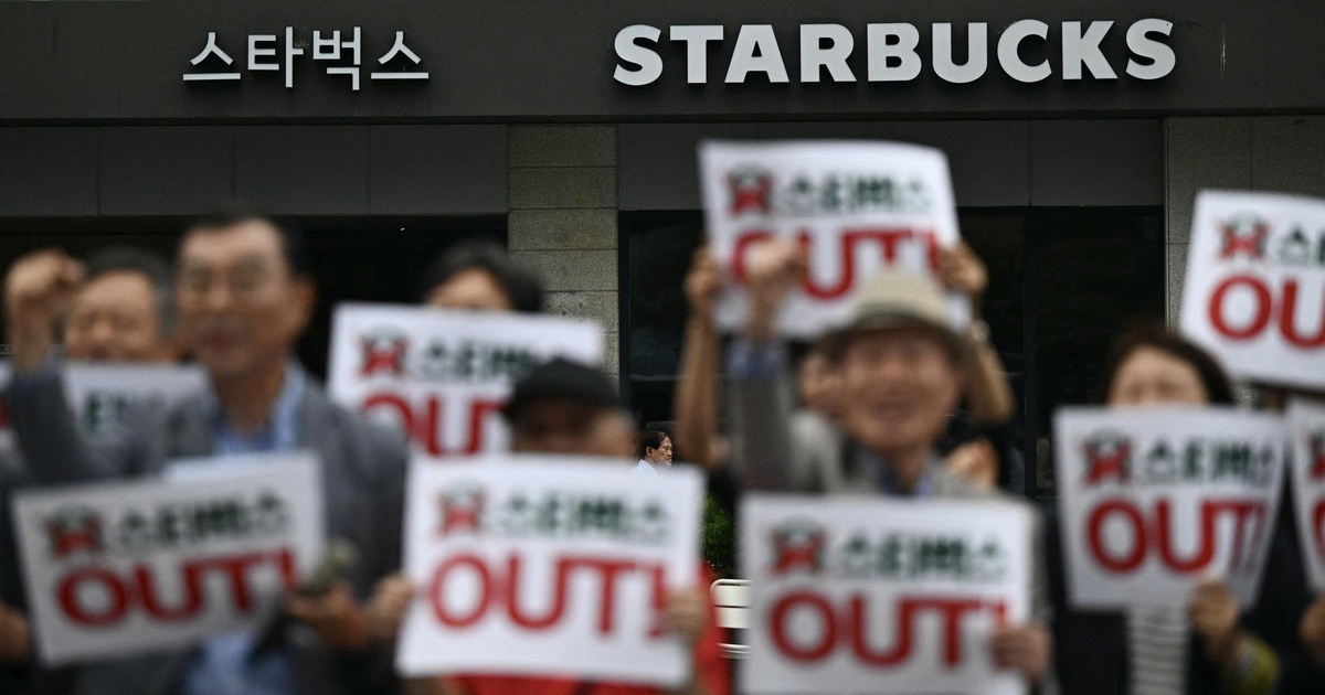 Cảnh sát khám xét trụ sở Starbucks Hàn Quốc vì quảng cáo 'Tank Day'
