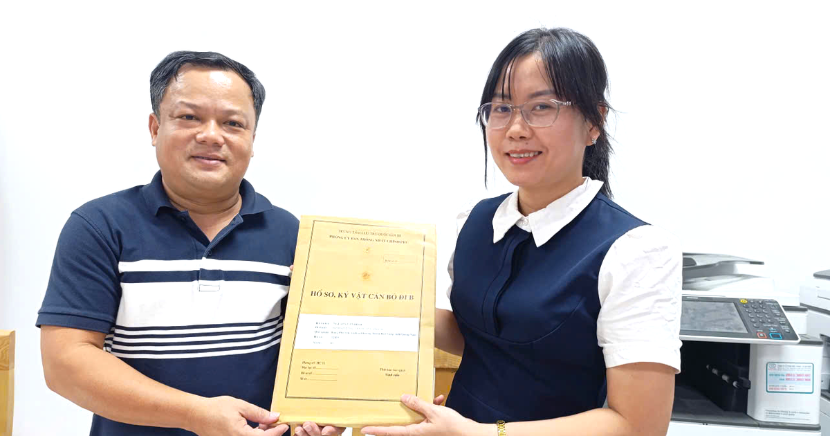 Cháu nội rưng rưng nhận lại kỷ vật đi B của ông sau hơn 60 năm