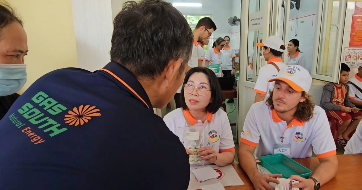 Hơn 100 y, bác sĩ Úc đến Phong Nha khám bệnh miễn phí cho dân