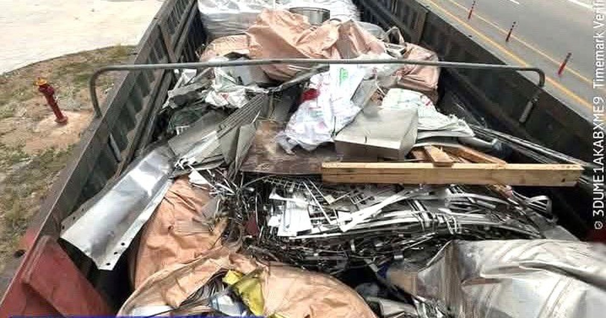 Hàng loạt xe thủng lốp trên cao tốc qua Đắk Lắk: 'Thủ phạm' là xe chở phế liệu?
