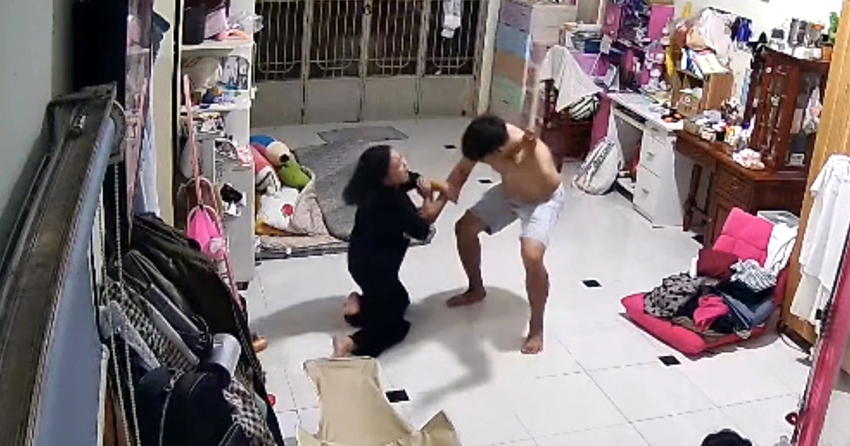 Bé gái 11 tuổi ở Đồng Nai quỳ lạy nhưng vẫn bị người tình của mẹ đánh chảy máu mũi