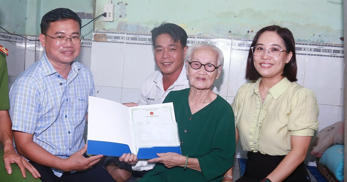 Cụ bà 90 tuổi lần đầu có giấy khai sinh: 'Mừng quá, tôi ngủ không được'