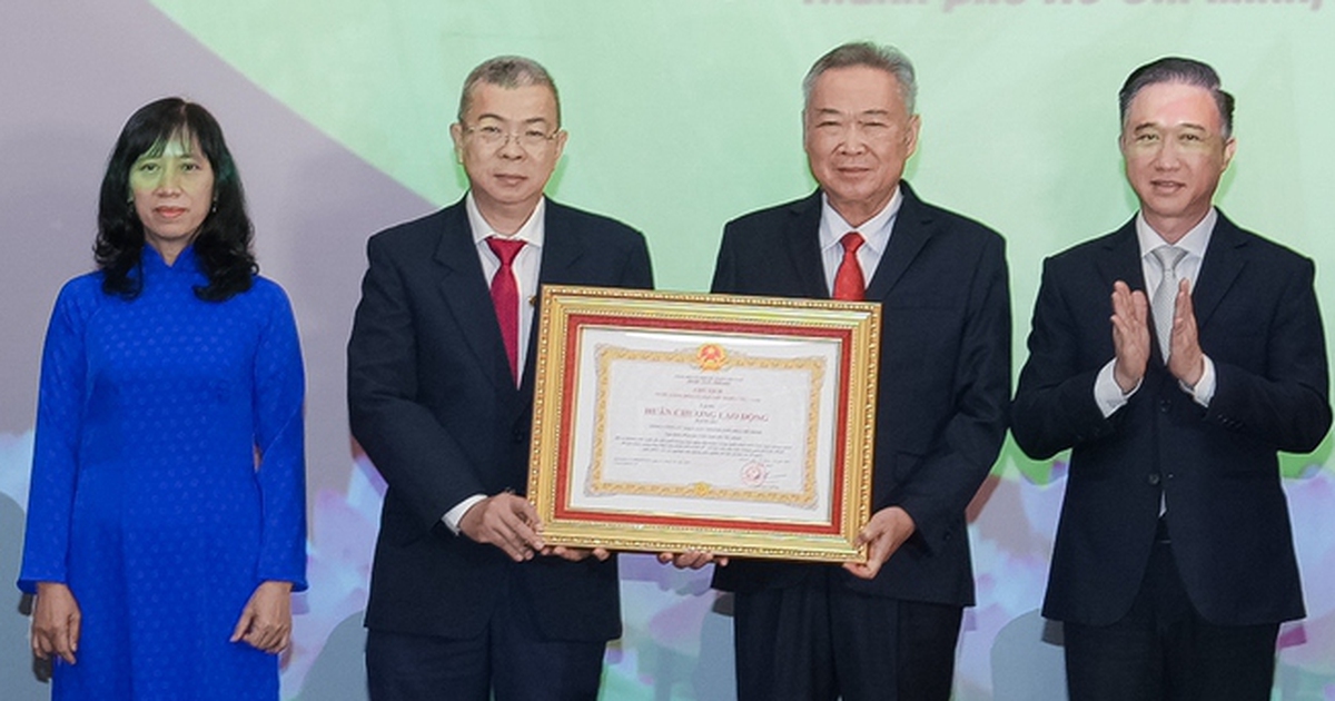 Ngành điện TP.HCM được trao Huân chương Lao động hạng Ba vì thành tích xuất sắc đột xuất xây dựng thành phố