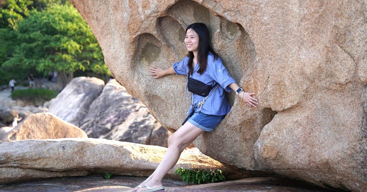 Kỳ lạ 'dấu bàn tay khổng lồ' trên tảng đá ở Hòn Chồng, Nha Trang thu hút du khách
