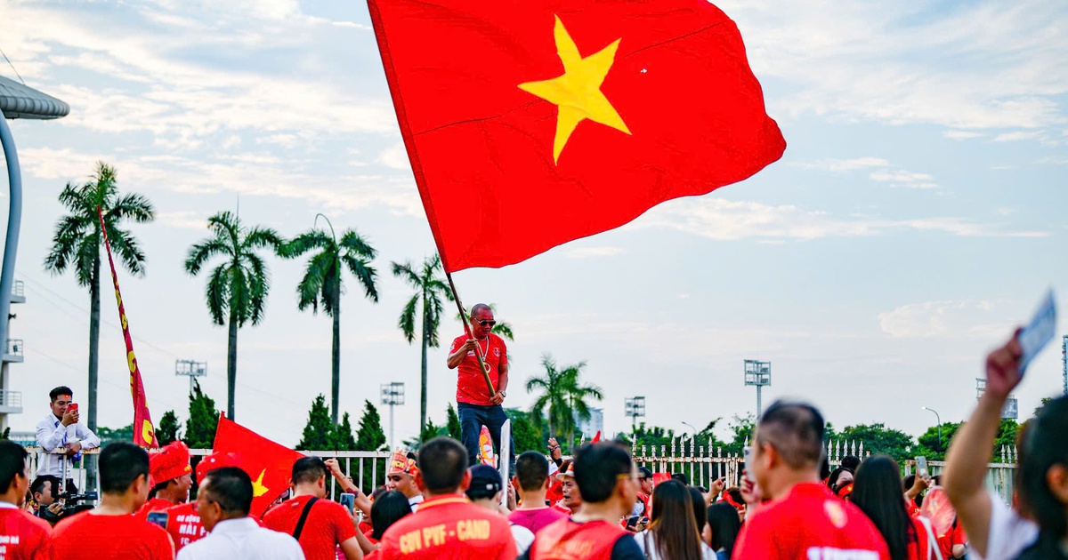 Cổ động viên 'mở hội' ở sân Mỹ Đình trước trận Việt Nam - Campuchia