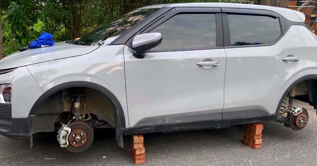 Xe hơi đậu qua đêm bị tháo mất 2 bánh và kê bằng gạch