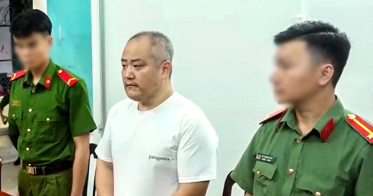 Khanh Hoa police arrest 2 int’l wanted suspects, hand them over to foreign authorities