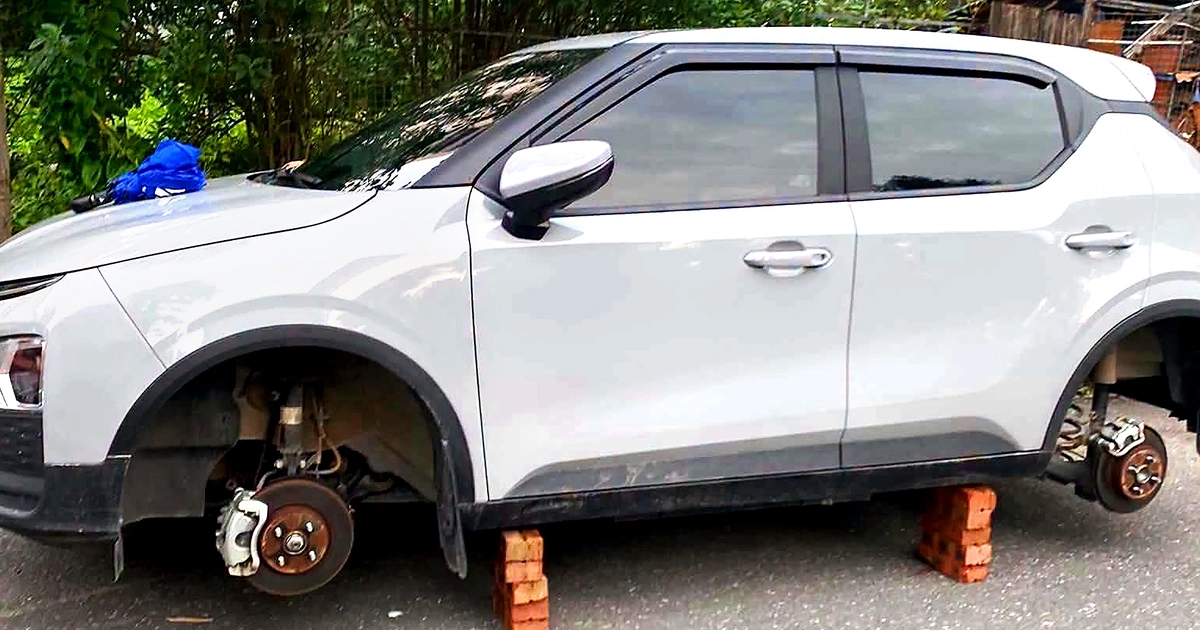Tháo bánh xe hơi rồi lấy gạch kê lại, có thể bị xử lý thế nào?