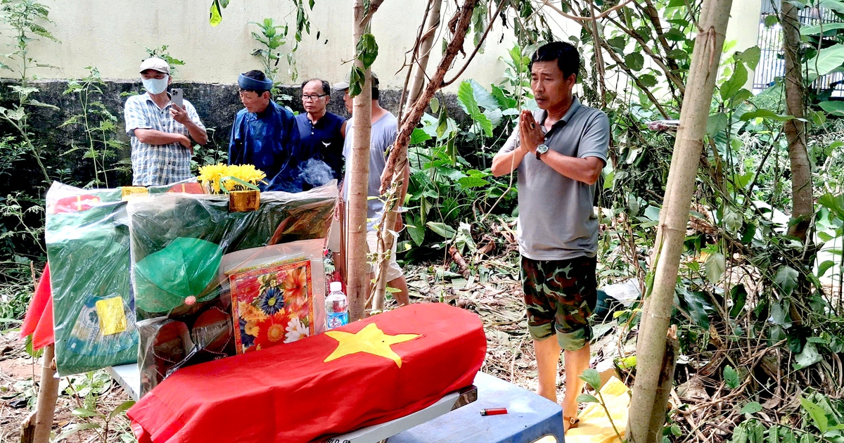 Thân nhân bật khóc khi thấy 3 hài cốt liệt sĩ được cất bốc bên cầu Câu Lâu