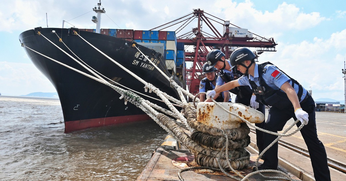Trung Quốc nâng mức ứng phó bão Dolphin, đóng cảng, đình chỉ 162 tuyến phà