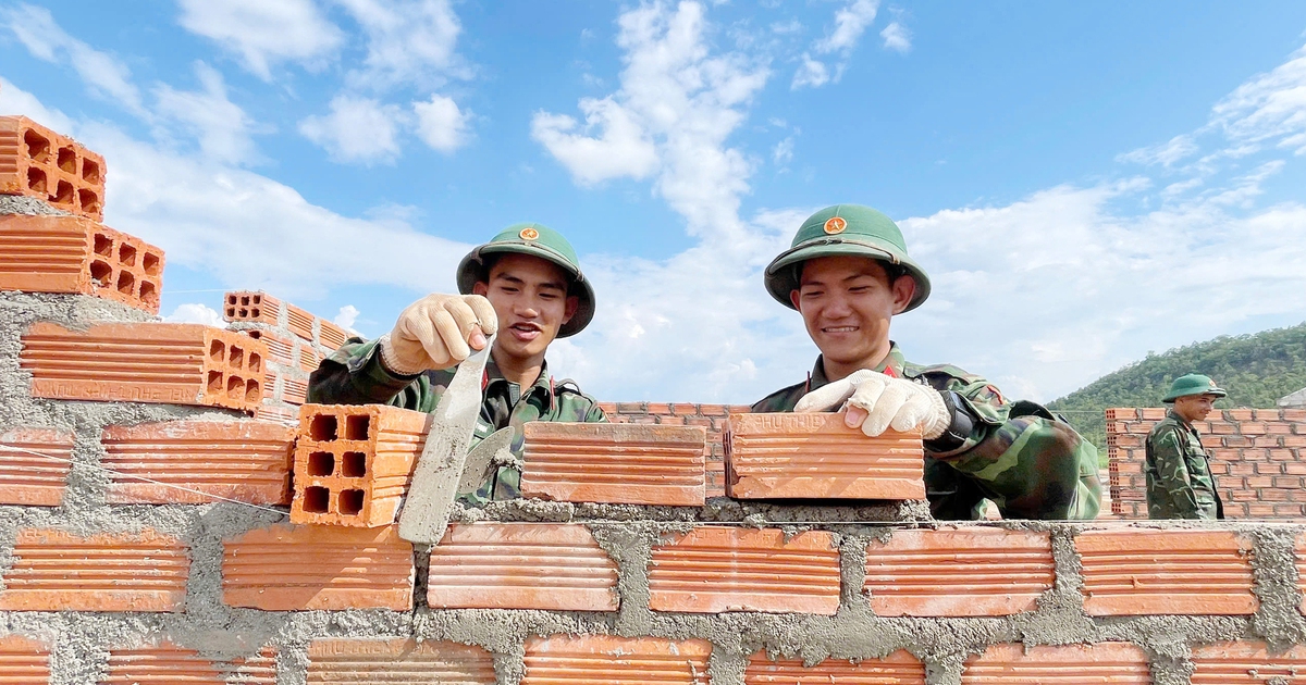Cuộc di dân 'lịch sử' ở hạ du sông Ba trước mùa mưa bão