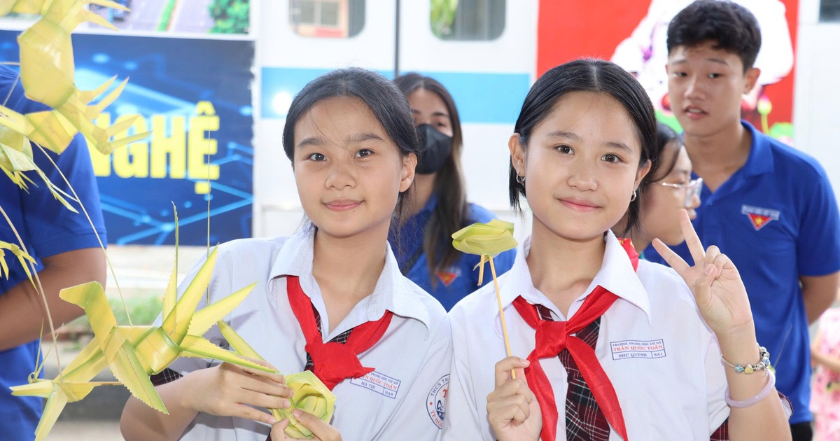 Thiếu nhi TP.HCM 'rời màn hình', vui chơi với ô ăn quan, qua cầu khỉ