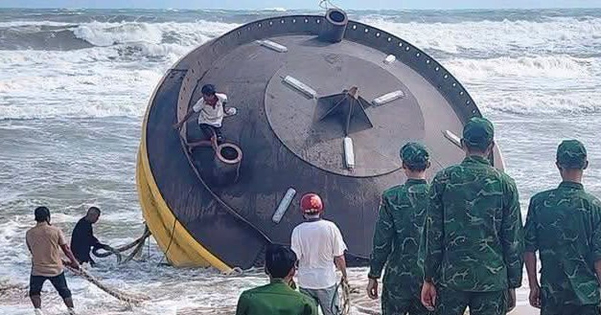 Tìm chủ sở hữu vật thể khổng lồ có chữ 'CHINA BUOY' dạt vào bờ biển