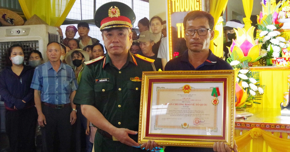 Trao tặng Huân chương Bảo vệ Tổ quốc cho trung sĩ Cao Tuấn Anh