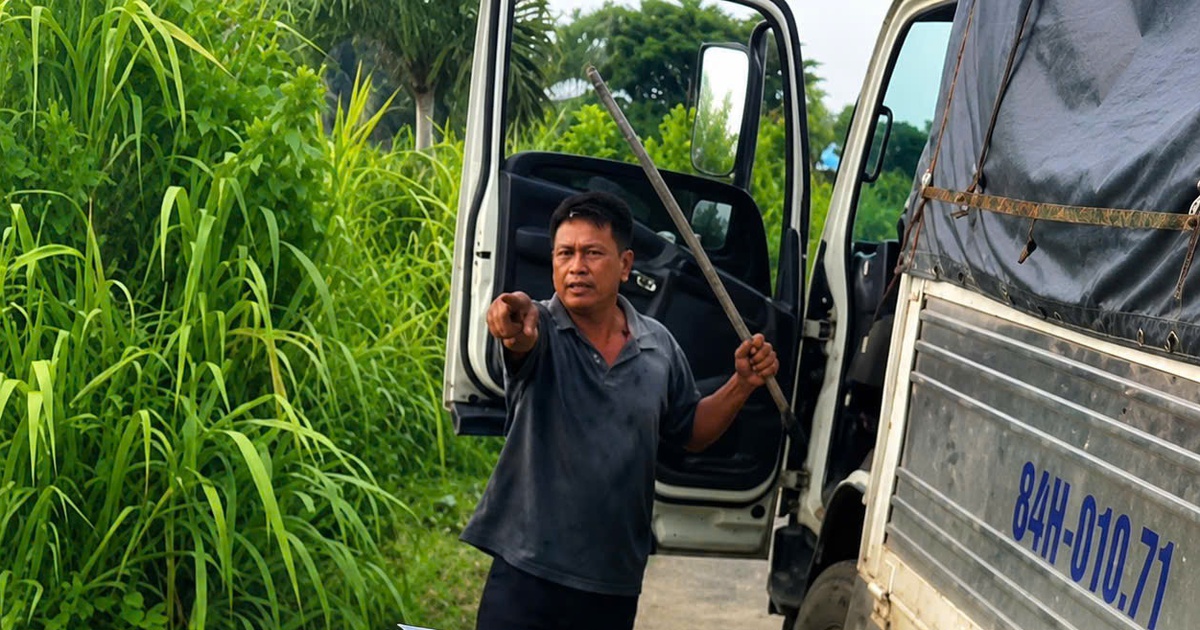 Xin vượt không được, tài xế xe tải cầm thanh sắt chặn đường, đấm chảy máu mũi người khác
