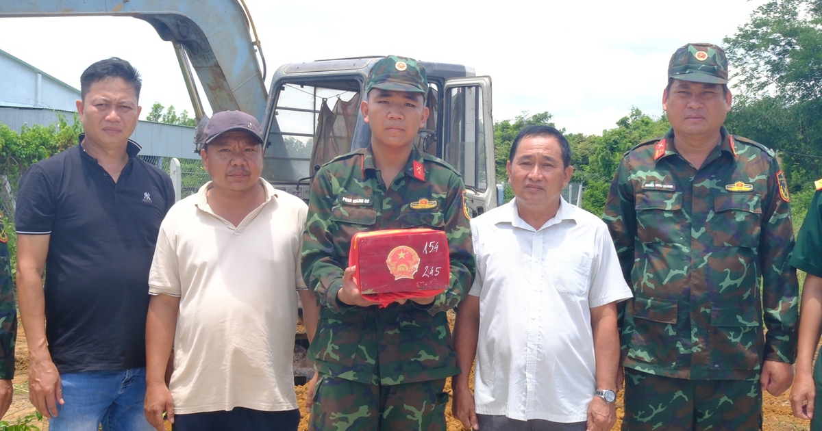 Đội K71 tới, người gác việc nhà, người lái máy xúc đi theo tìm liệt sĩ