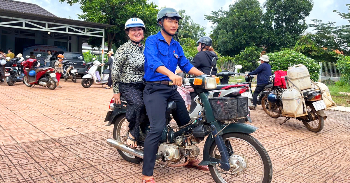 'Shipper áo xanh' chở bà con đi khám sức khỏe miễn phí