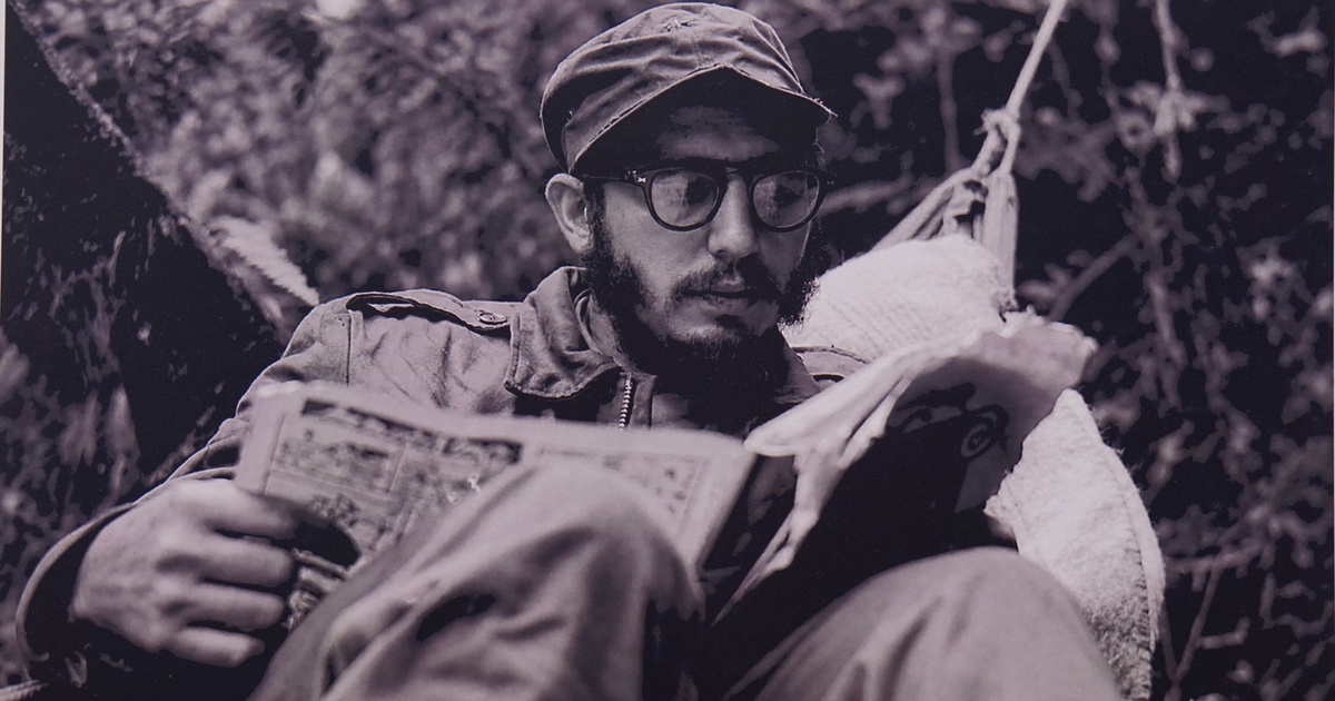 Những hình ảnh quý từ Cuba, Chủ tịch Fidel Castro chặt mía, đọc sách giữa núi rừng
