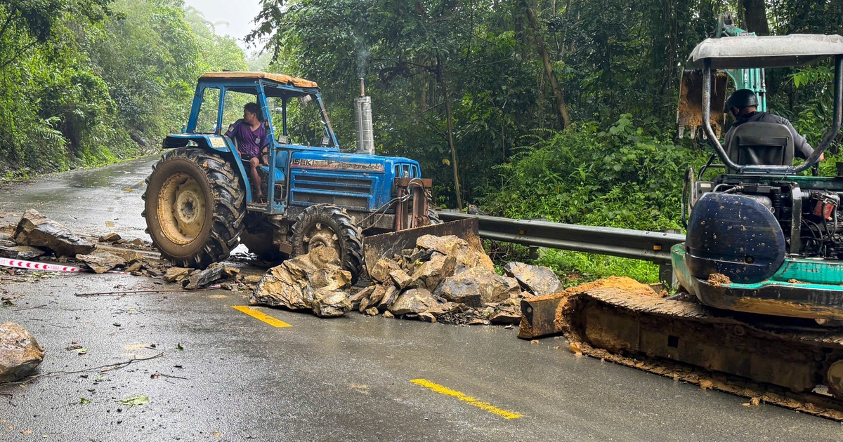 Sạt lở đèo Con Ó ở Lâm Đồng, cả nghìn m³ đá tràn xuống đường