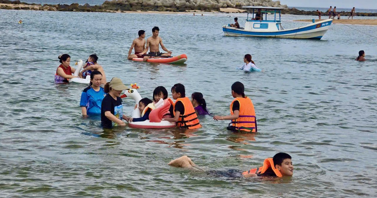 Du khách chật kín làng Lò, tour đảo bị ảnh hưởng do thời tiết