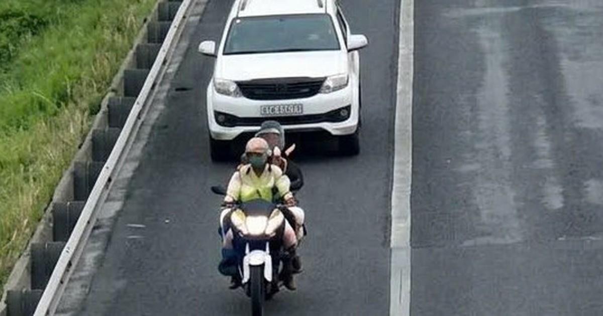 Cảnh sát giao thông lái mô tô dẫn xe vào làn khẩn cấp cao tốc TP.HCM - Trung Lương