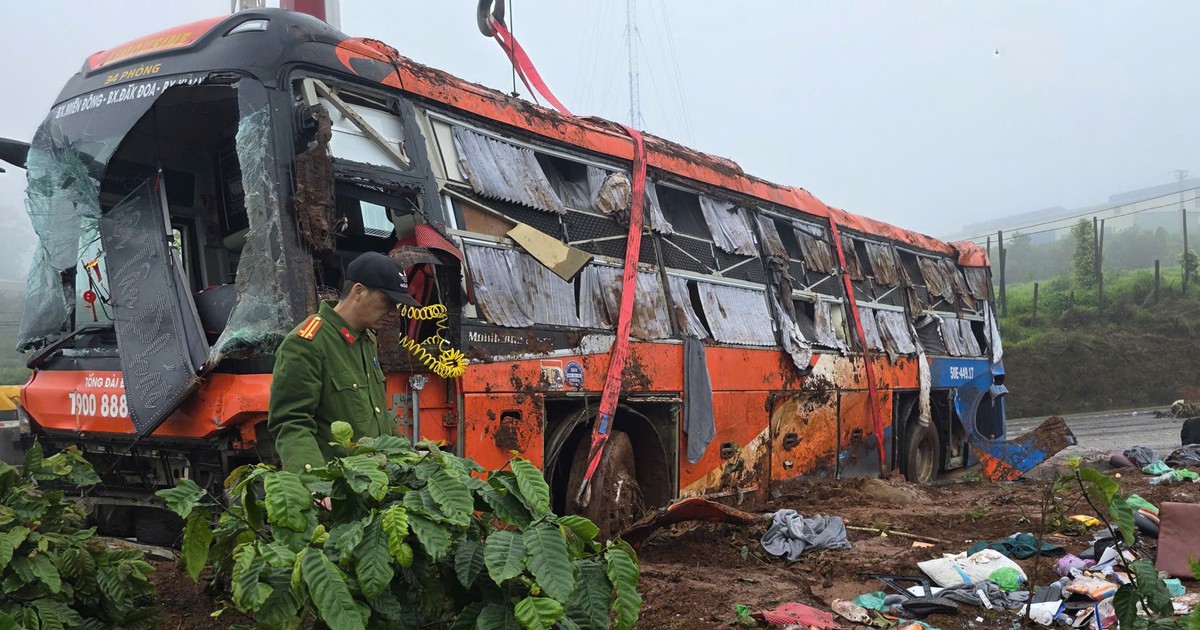 Vụ lật xe khách chết 4 người: Xe chạy vào đoạn đường chưa khai thác, trách nhiệm thuộc về ai?