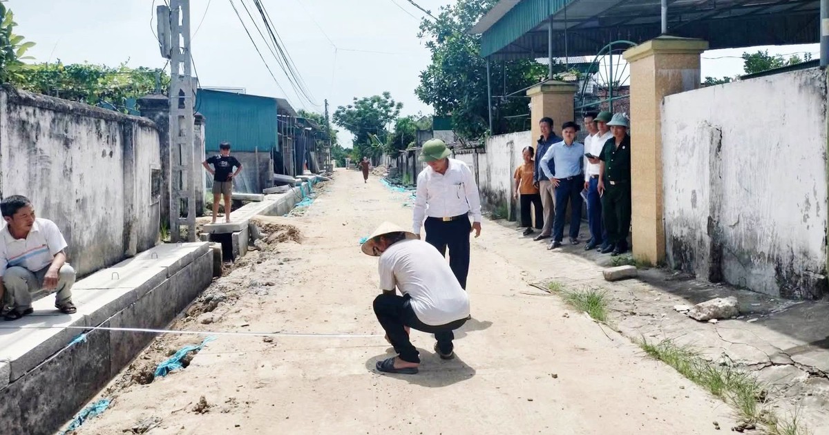 Người dân quê Bác đồng lòng hiến đất, dỡ tường rào mở đường