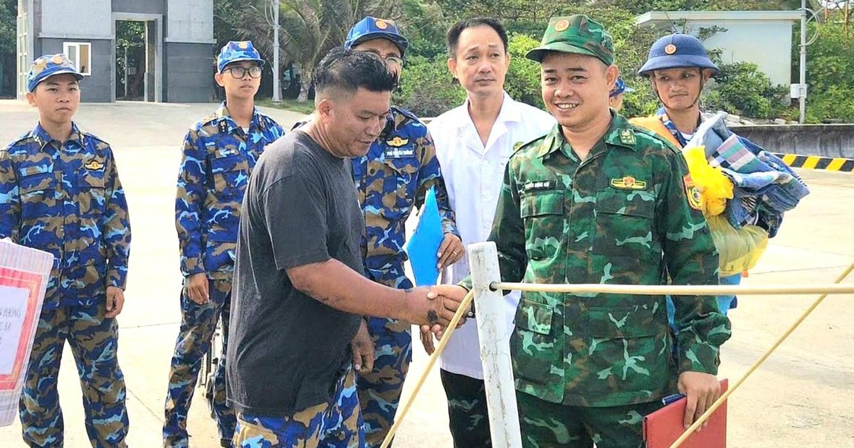 Đưa 32 ngư dân gặp nạn trên biển từ Trường Sa về đất liền