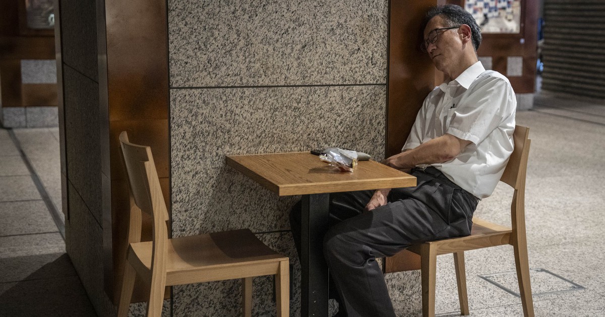 Nhật Bản nới lỏng giờ làm thêm, nỗi lo văn hóa 'làm đến kiệt sức' quay lại