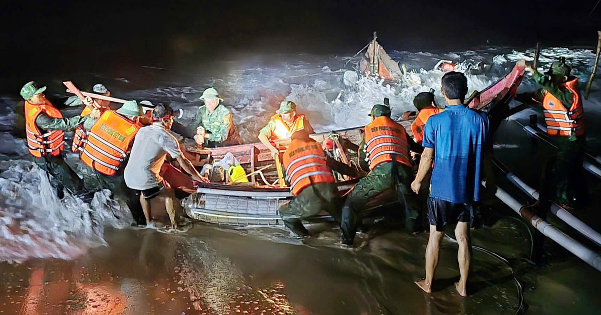 Sóng lớn đánh chìm, cuốn trôi 5 tàu cá ở Quảng Trị