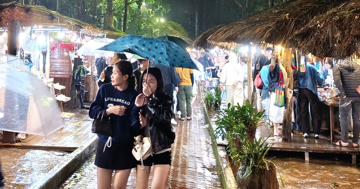 Bất chấp mưa lạnh, du khách vẫn ùn ùn lên Măng Đen