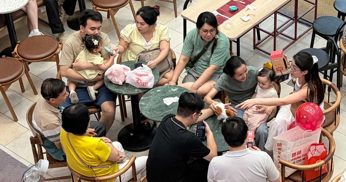 Quán cà phê, quán nước đông nghẹt dịp lễ 2